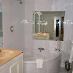 Hibernian & Leisure Centre Otel 3*