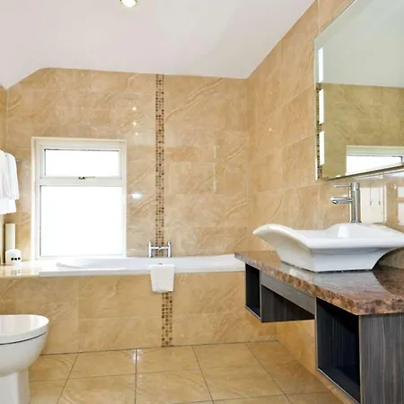 Hibernian & Leisure Centre 3*