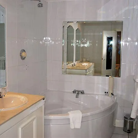 Hibernian & Leisure Centre Hotel 3*