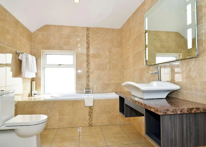 Hibernian & Leisure Centre 3*