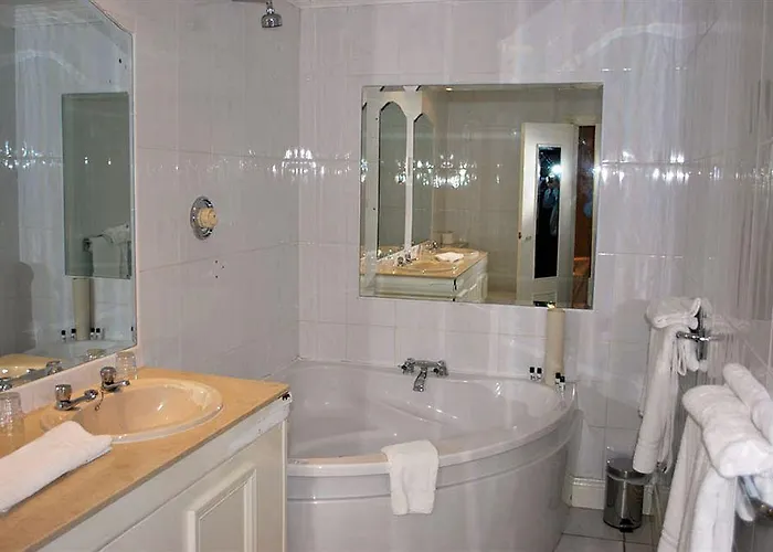 Hibernian & Leisure Centre Hotel 3*